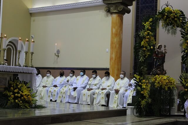 Sacerdotes em Missa Solene no Santuário N S d'Ajuda em TP MG