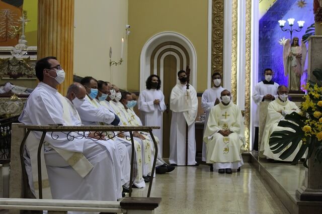 Sacerdotes em Missa Solene no Santuário N S d'Ajuda em TP