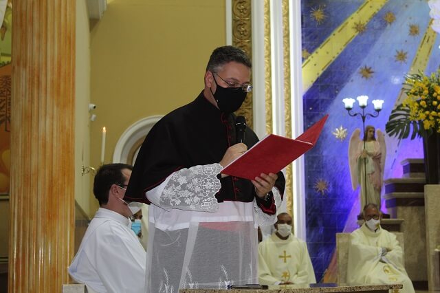 Leitura do Decreto de nomeação do Cônego Douglas como Reitor do Santuário N S d'Ajuda em TP