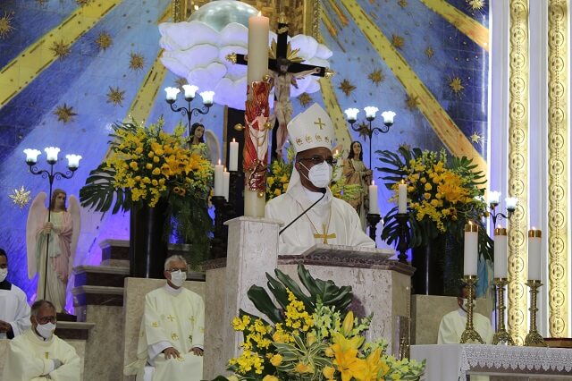 Dom Pedro Cunha Cruz. Bispo da Campanha preside Missa Solene no Santuário N S d'Ajuda em TP