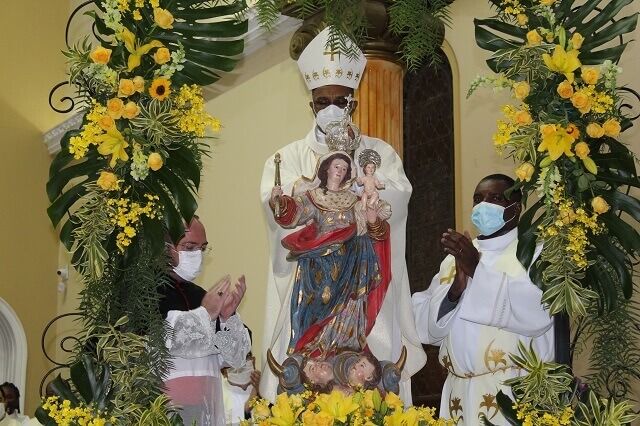 Coroação em  Missa Solene no Santuário N S d'Ajuda em TP