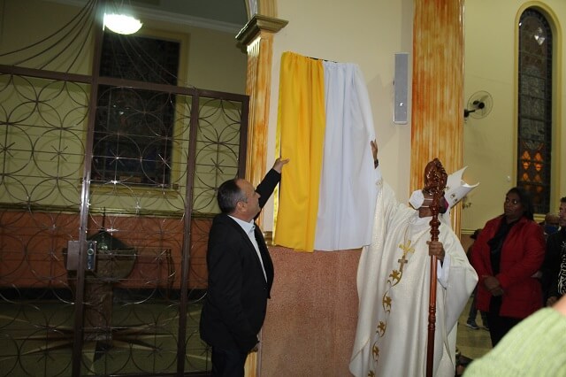 Prefeito Marcelo Chaves e Bispo Dom Pedro Cunha Cruz descerram placa no Santuário N S d'Ajuda em TP