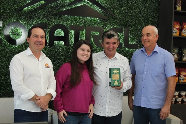 Gilberto Basílio, Fazenda Zaroca, recebe prêmio Melhores Cafés Cocatrel 