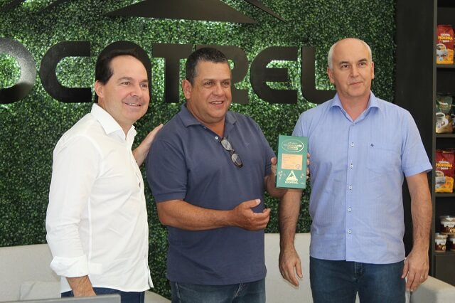 Josias Cardoso de Oliveira, Fazenda Urtiga, recebe prêmio Melhores Cafés Cocatrel 