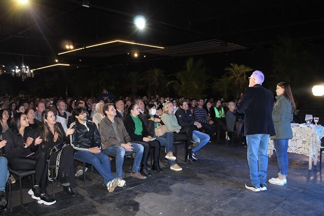 Professor Gretz cativa o público durante palestra motivacional em Três Pontas 