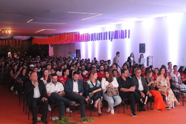 Jakson Follmann emociona em palestra realizada em TP - Público