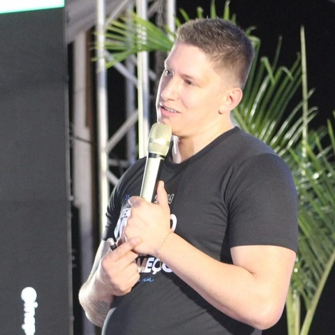 Jakson Follmann emociona em palestra realizada pela AcaiTP 