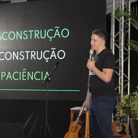 Jakson Follmann emociona em palestra realizada pela AcaiTP 