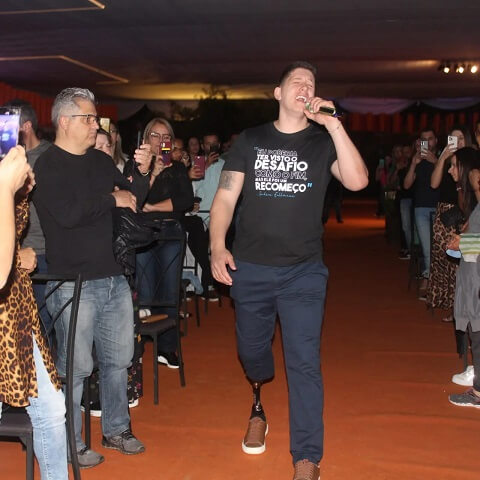 Jakson Follmann emociona em palestra realizada pela AcaiTP 