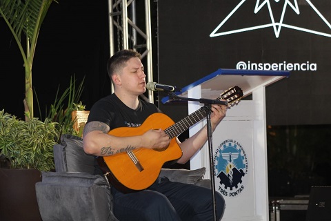 Jakson Follmann emociona em palestra realizada pela AcaiTP 