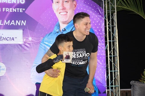 Jakson Follmann emociona em palestra realizada pela AcaiTP 