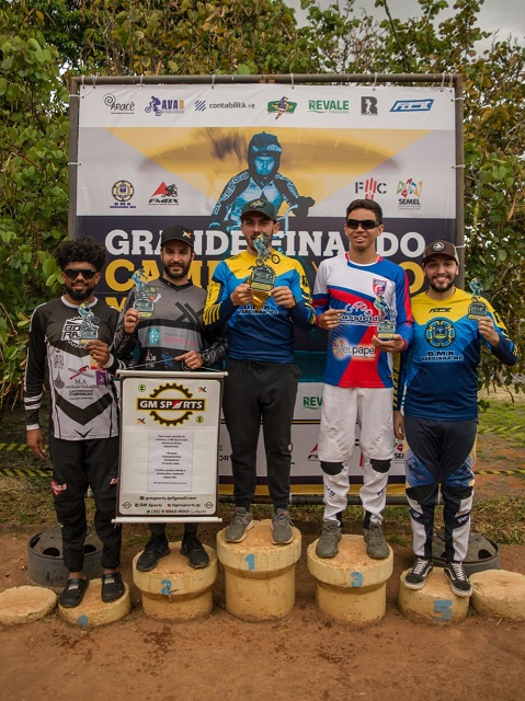 Pilotos de Três Pontas erguem troféus na final do Campeonato Mineiro de BMX