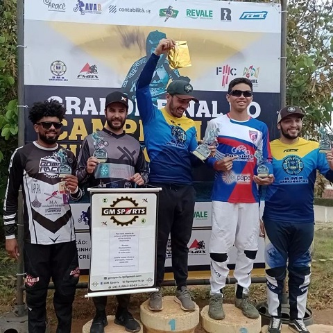 Pilotos de Três Pontas erguem troféus na final do Campeonato Mineiro de BMX