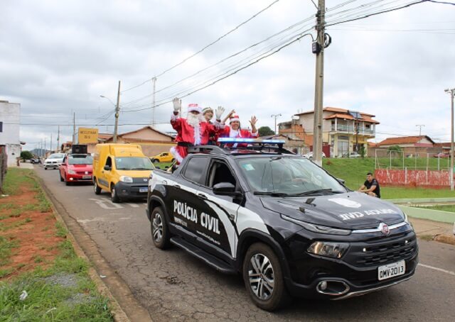 Papai Noel dos Correios entrega presentes de Natal para mais de 200 crianças em Três Pontas