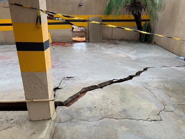 Moradores deixam seus apartamentos após desabamento de muro e trincas surgirem na garagem de prédio em Três Pontas