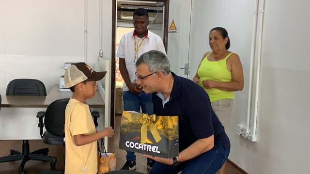 Cocatrel recebe a visita do pequeno grande fã Thobias