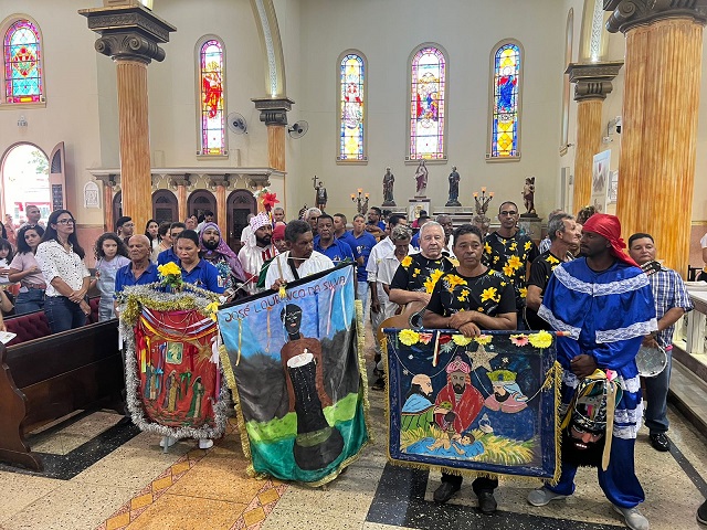 Folias de Reis, Congada e Moçambique recebem bênçãos especiais e cantam para o Menino Jesus no Santuário de Três Pontas