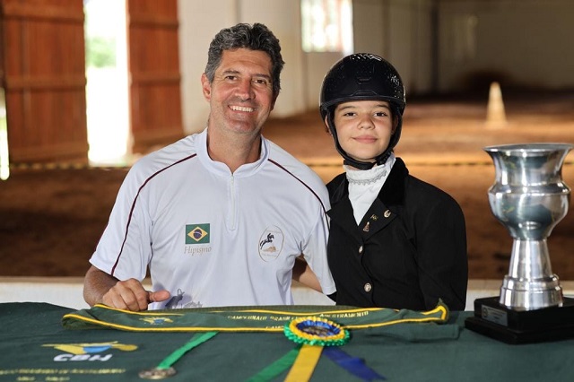Helena, de Três Pontas, brilha nas rédeas da vitória: conquista o topo do Ranking Nacional de Hipismo Adestramento