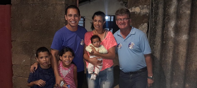 Luisinho e Maycon Machado recebem o carinho das pessoas em reuniões e caminhadas pelos bairros