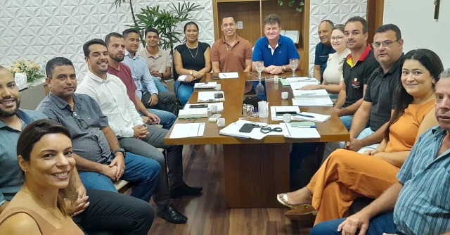 Prefeito Luisinho e vice Maycon Machado fazem primeira reunião com vereadores e secretários