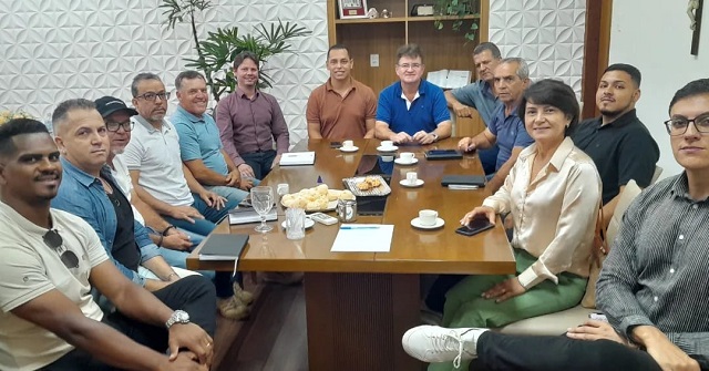 Prefeito Luisinho e vice Maycon Machado fazem primeira reunião com vereadores e secretários