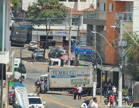 Caminhão perde o freio e capota carro no Centro de Três Pontas