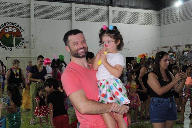 Carnaval das Escolinhas no TOC: alegria e solidariedade marcam a festa