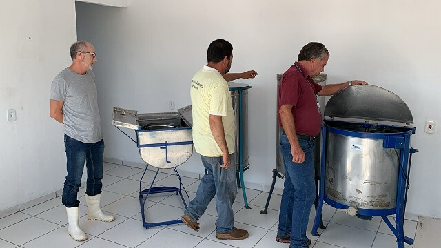 Produtor rural busca Selo do SIM para agregar valor ao mel com apoio da Secretaria de Agropecuária
