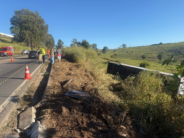 Ônibus de turismo tomba em Varginha e deixa dois mortos