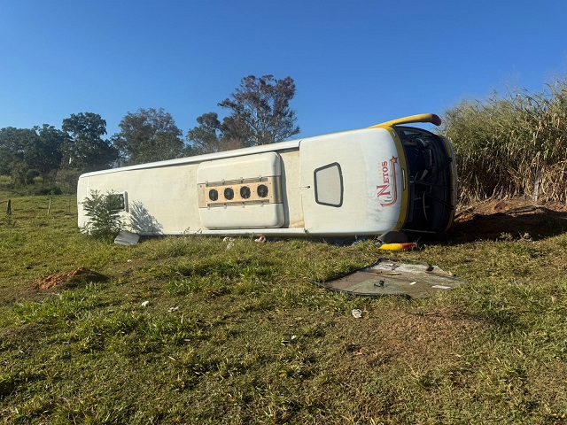 Ônibus de turismo tomba em Varginha e deixa dois mortos