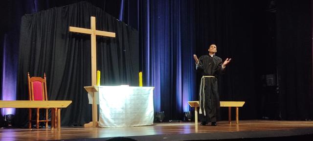 Espetáculo sobre Padre Victor emociona público 