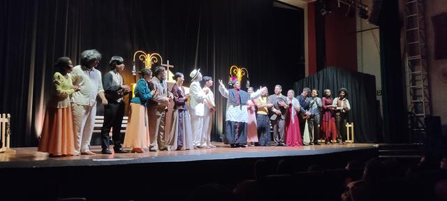 Espetáculo sobre Padre Victor emociona público 