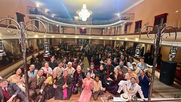 Espetáculo sobre Padre Victor emociona público no Teatro Capitólio, em Varginha