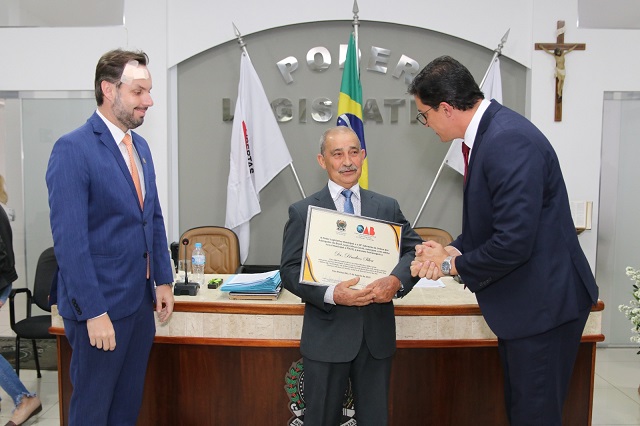 Legislativo e OAB Três Pontas realizam homenagem referente ao Dia do Advogado