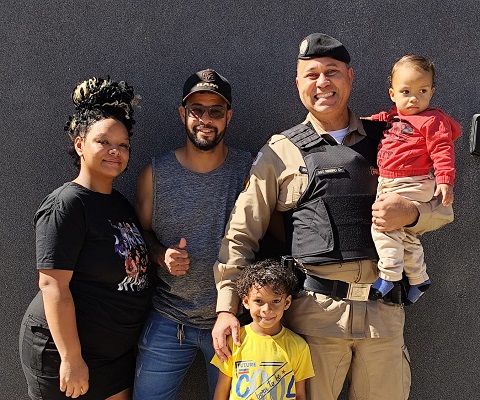 Reencontro emocionante: sargento que salvou bebê de afogamento visita família em Três Pontas