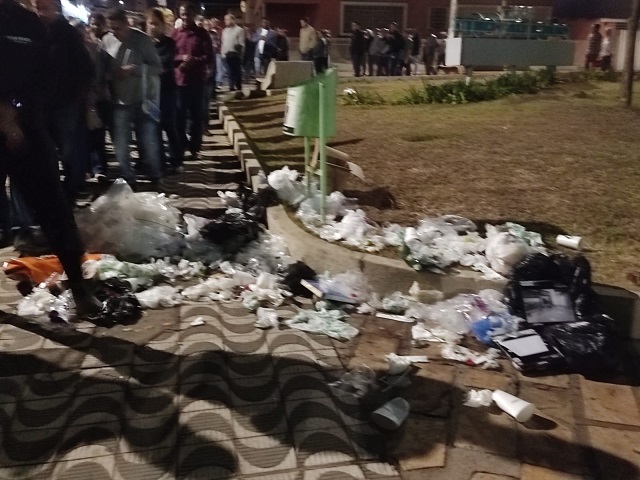 Três Pontas planeja coleta noturna após alertas de lixo acumulado no Centro