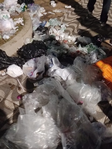 Três Pontas planeja coleta noturna após alertas de lixo acumulado no Centro