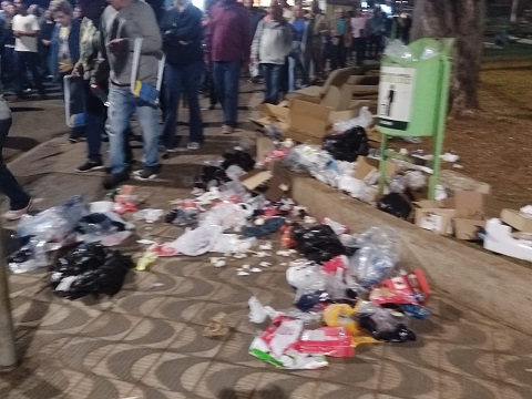 Três Pontas planeja coleta noturna após alertas de lixo acumulado no Centro