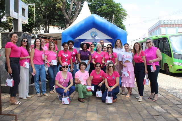 Pit Stop Outubro Rosa colore o centro de Três Pontas com mensagens de prevenção e esperança