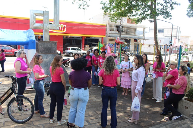 Pit Stop Outubro Rosa colore o centro de Três Pontas com mensagens de prevenção e esperança