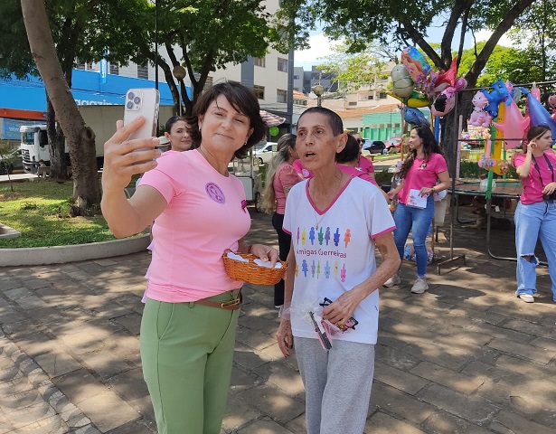 Pit Stop Outubro Rosa colore o centro de Três Pontas com mensagens de prevenção e esperança
