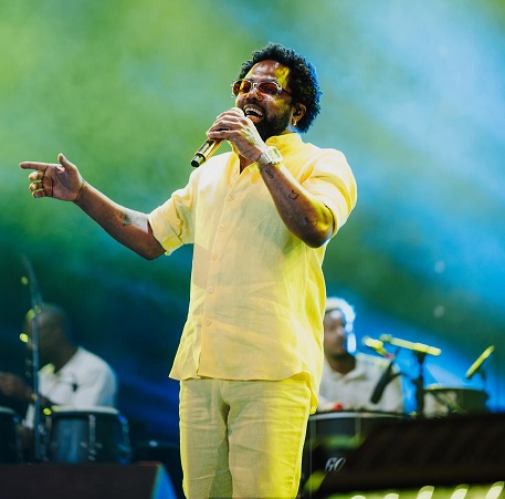 Xande de Pilares encerra Festa da Consciência Negra e Afromineiridade em Três Pontas