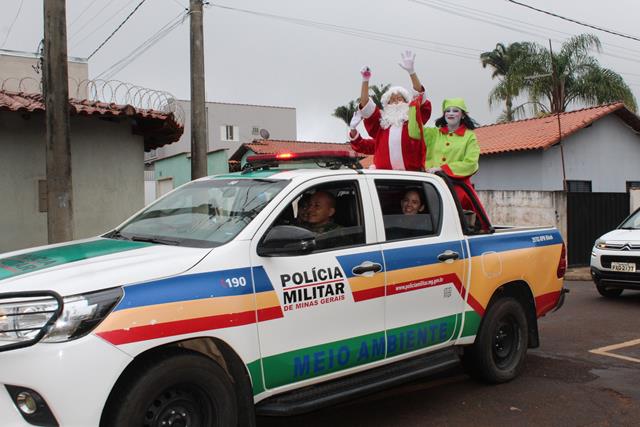 Papai Noel dos Correios transforma manhã do CMEI Cônego Francisco em um espetáculo de afeto, gratidão e esperança