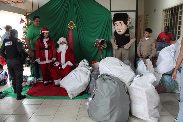 Papai Noel dos Correios transforma manhã do CMEI Cônego Francisco em um espetáculo de afeto, gratidão e esperança