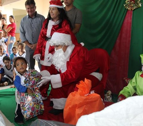 Papai Noel dos Correios transforma manhã do CMEI Cônego Francisco em um espetáculo de afeto, gratidão e esperança