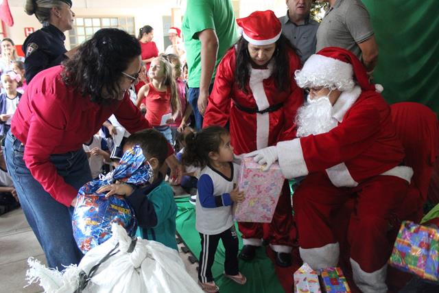 Papai Noel dos Correios transforma manhã do CMEI Cônego Francisco em um espetáculo de afeto, gratidão e esperança