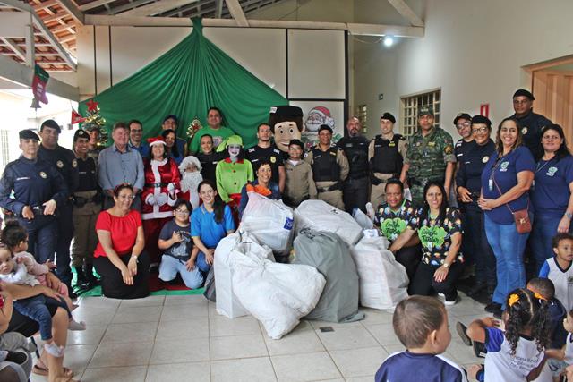 Papai Noel dos Correios transforma manhã do CMEI Cônego Francisco em um espetáculo de afeto, gratidão e esperança