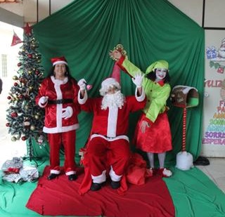 Papai Noel dos Correios transforma manhã do CMEI Cônego Francisco em um espetáculo de afeto, gratidão e esperança