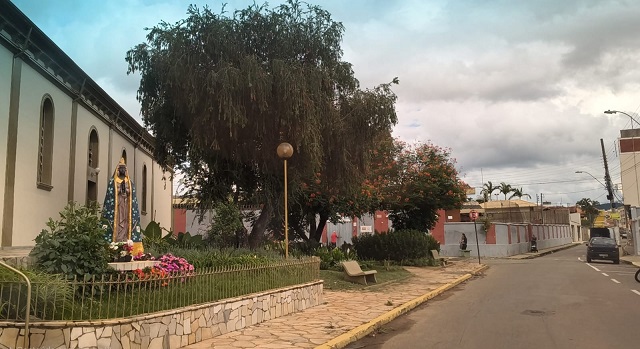 Furto de fiação elétrica deixa Praça d'Aparecida às escuras e preocupa moradores em Três Pontas