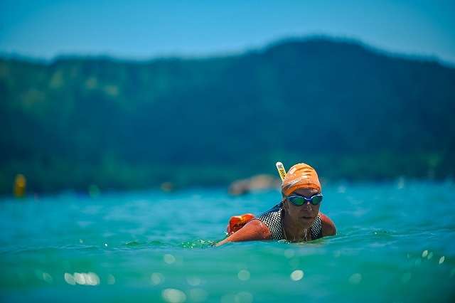 OLHAR DE MULHER / Do interior de Minas ao mar aberto: aos 55 anos, Maria Rosa transforma cada braçada em superação
